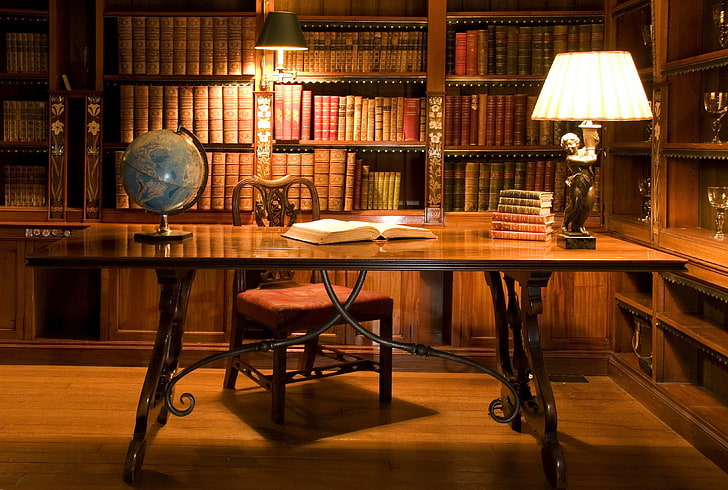 escritorio y estantería de madera marrón, gabinete, mesa, libro, globo terráqueo, lámpara, libros, biblioteca, Fondo de pantalla HD