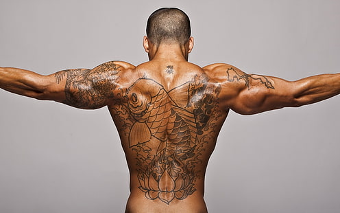 män svart koi fisk tillbaka tatuering, män, tatuering, muskler, grå bakgrund, Bodybuilder, HD tapet HD wallpaper