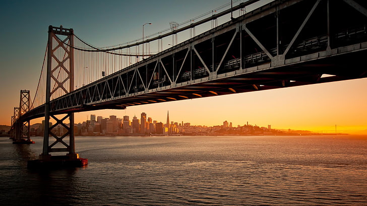 fotografía de ángulo bajo de puente colgante, puente, arquitectura, puesta de sol, paisaje urbano, ciudad, Fondo de pantalla HD
