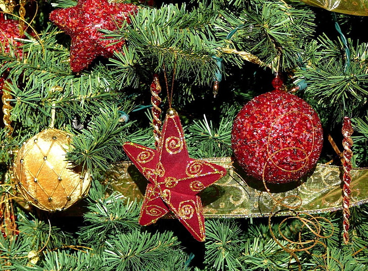adornos de árbol de Navidad rojo y dorado, árbol, agujas, adornos navideños, globos, estrellas, vacaciones, Fondo de pantalla HD