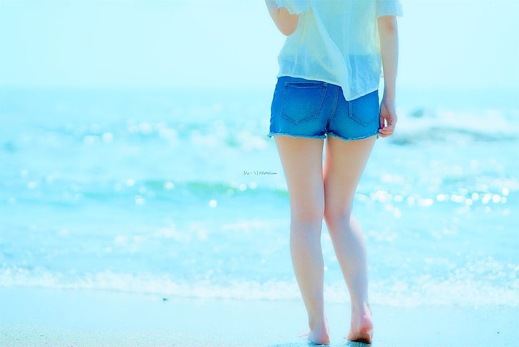 top branco e shorts jeans azul femininos, praia, mulheres japonesas, Japão, shorts jeans, com os pés descalços, HD papel de parede