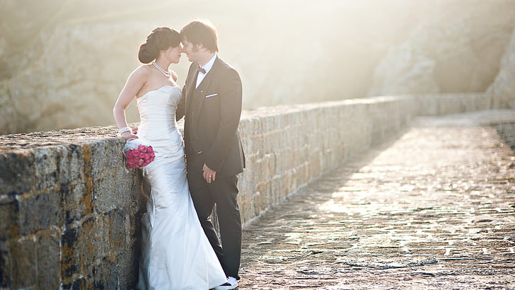 여자의 하얀 끈이없는 웨딩 드레스, 햇빛, 커플, 신부, 꽃다발, 벽, HD 배경 화면