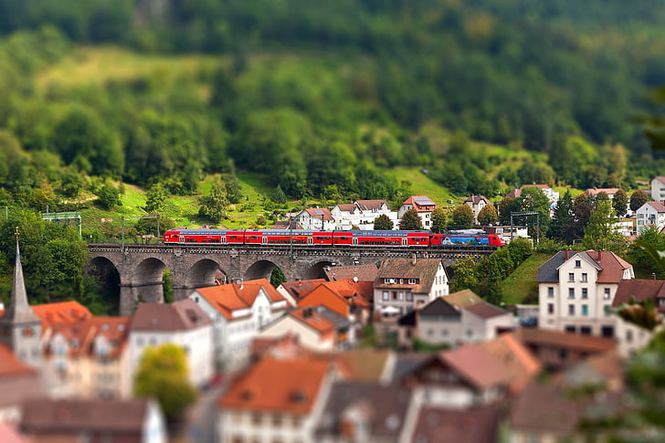 braune und schwarze Betonbrücke, Stadtbild, Zug, Neigungsverschiebung, Brücke, Stadt, HD-Hintergrundbild