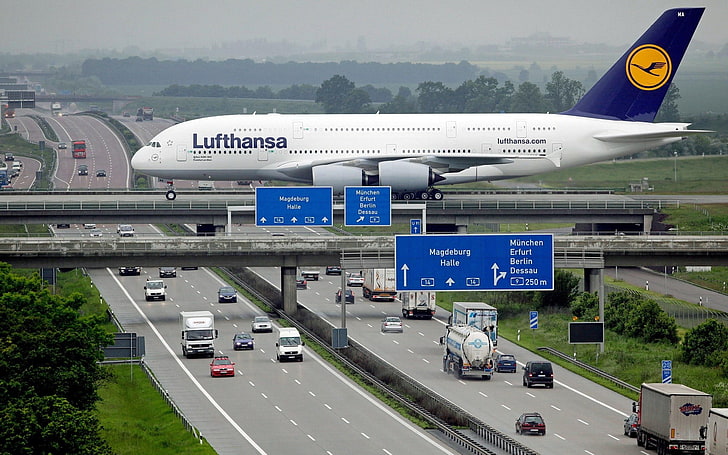 白と青の航空機、航空機、旅客機、ルフトハンザ、エアバス、A380、道路、車、ドイツ、ライプツィヒ空港、 HDデスクトップの壁紙