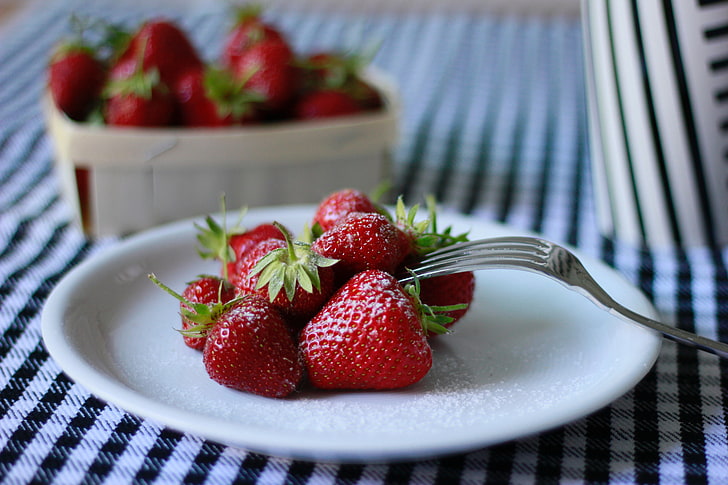 jordgubbar och vit keramisk tallrik, jordgubbe, bär, tallrik, gaffel, HD tapet