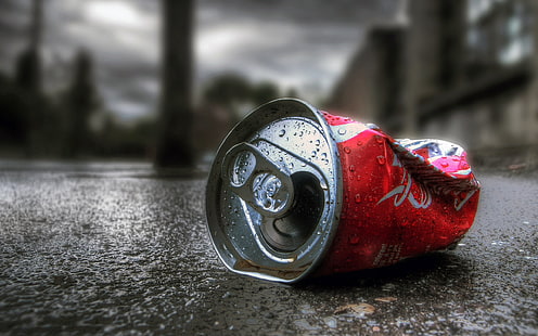 exprima la lata de Coca-Cola en la fotografía de primer plano de un camino de concreto gris, Coca-Cola, lata, metal, lluvia, Fondo de pantalla HD HD wallpaper