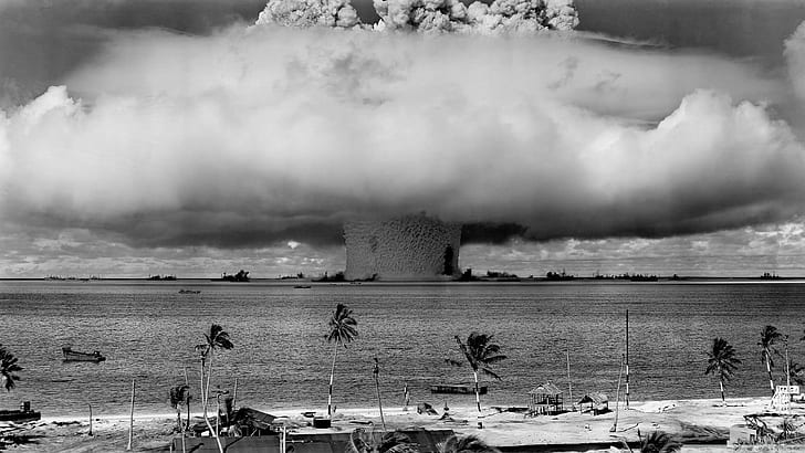 Nuvens de cogumelos, monocromático, bomba atômica, mar, palmeiras, nuvens de cogumelos, monocromático, bomba atômica, mar, palmeiras, 2560x1440, HD papel de parede