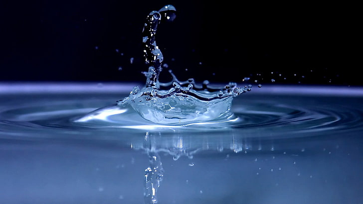 قطرة ماء ، دفقة ، سائل ، قطرات ، قطرات ، ماء ، أزرق ، داكن ، انعكاس، خلفية HD