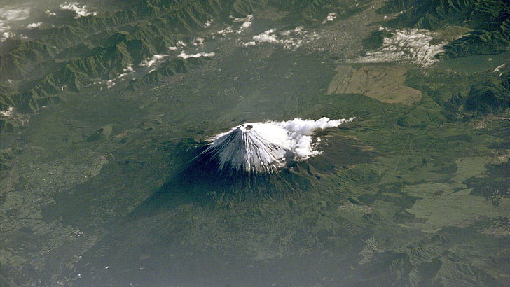 weißer und grüner Berg, Natur, Landschaft, Luftaufnahme, Fujisan, Japan, Berge, Vulkan, schneebedeckter Gipfel, Wolken, Schatten, Internationale Raumstation, ISS, HD-Hintergrundbild