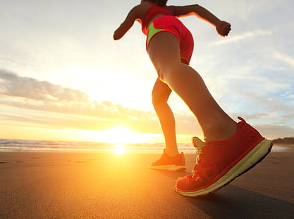 Beach Jogging, czerwono-białe buty do biegania, sport, bieganie, wschód słońca, plaża, dziewczyna, lato, nogi, kobieta, sport, jogging, strój, ćwiczenia, zdrowy, styl życia, motywacyjne, spodnie, trening, Tapety HD HD wallpaper