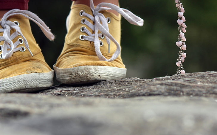 sepasang sepatu kuning rendah atas, sepatu, kaki, renda, kotoran, Wallpaper HD