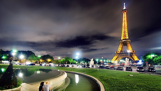 Torre Eiffel, Paris, arquitetura, construção, cidade, paisagem urbana, urbana, noite, luzes, nuvens, Torre Eiffel, Paris, França, luz de rua, carro, casal, árvores, água, grama, HD papel de parede HD wallpaper