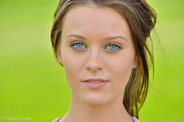 Lana Rhoades, gwiazda porno, patrząc na widza, niebieskie oczy, kobiety na zewnątrz, FTV Girls Magazine, Tapety HD