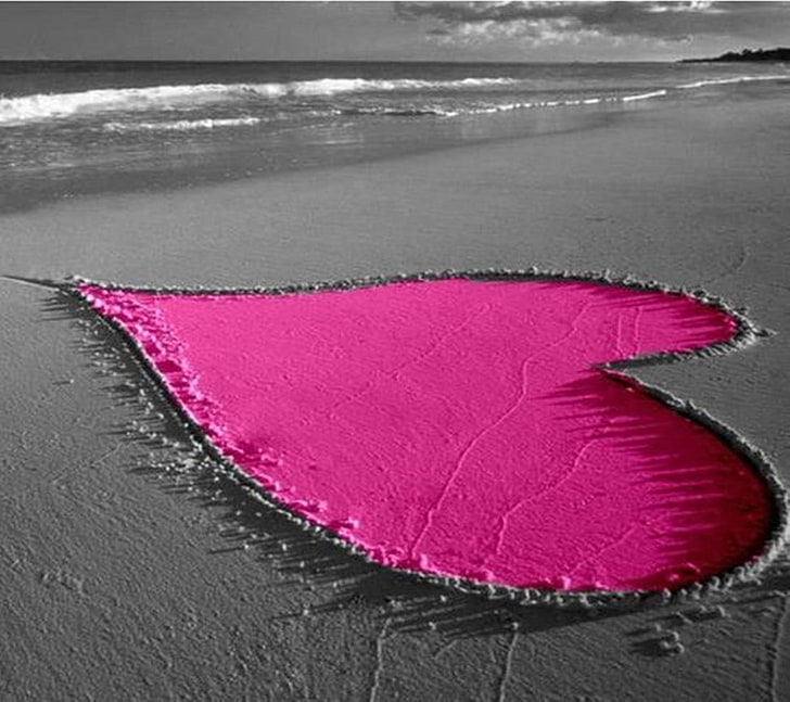 photographie de forme de coeur de sable rose, plage, Fond d'écran HD