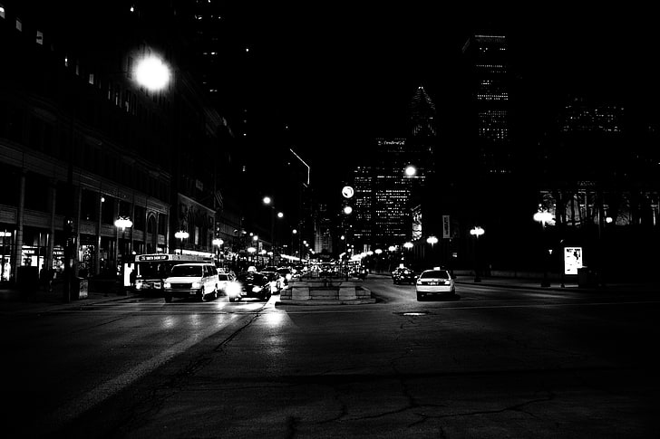 صورة ذات تدرج رمادي للطريق ، المدينة ، الليل ، مناظر المدينة ، حركة المرور ، المناطق الحضرية، خلفية HD