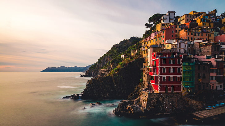 red and yellow building lot, sea, Italy, dusk, Riomaggiore, Liguria, cliff, HD wallpaper