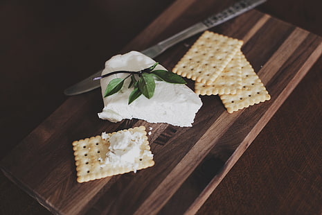four biscuits and gray stainless steel knife, crackers, cheese, cutting board, HD wallpaper HD wallpaper