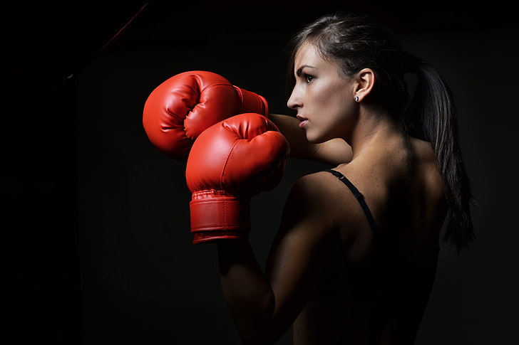 paio di guanti da allenamento rossi, rossi, guantoni da boxe, posa difensiva di boxe donna, Sfondo HD