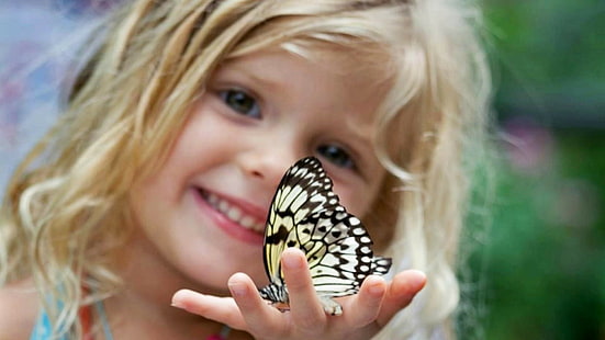 малко момиченце, деца, блондинка, усмихнато, пеперуда, HD тапет HD wallpaper