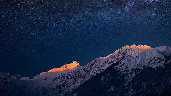 заснежена планина, природа, пейзаж, планини, звезди, вечер, залез, дървета, гора, сняг, ясно небе, HD тапет HD wallpaper