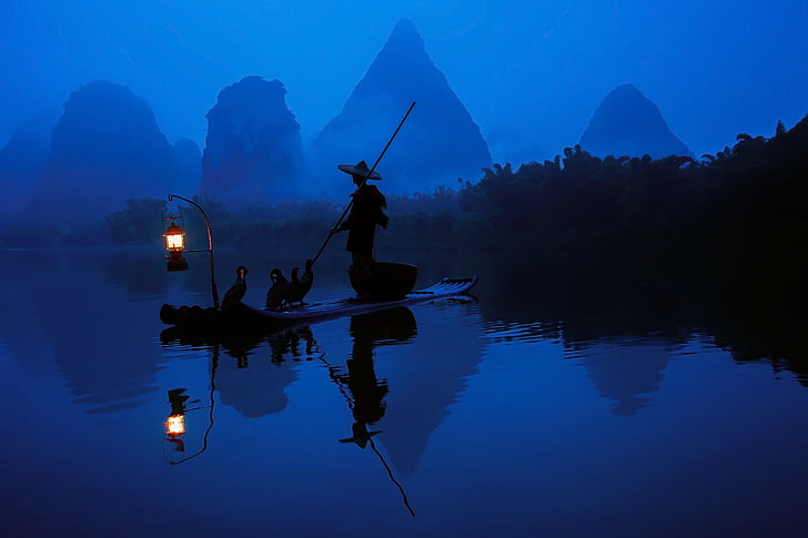 человек, стоящий на лодке обои, лес, вода, свет, отражение, река, лодка, Китай, рыбак, утро, фонарь, бакланы, HD обои