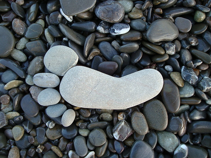 footprint arranged pebbles, pebbles, stones, foot, HD wallpaper