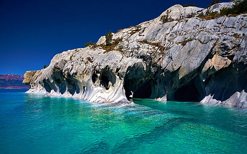 جبل صخري رمادي بجانب جسم مائي ، طبيعة ، منظر طبيعي ، كهف ، رخام ، كاتدرائية ، بحيرة ، تشيلي ، تآكل ، ماء ، فيروزي ، جزيرة ، صخرة، خلفية HD HD wallpaper