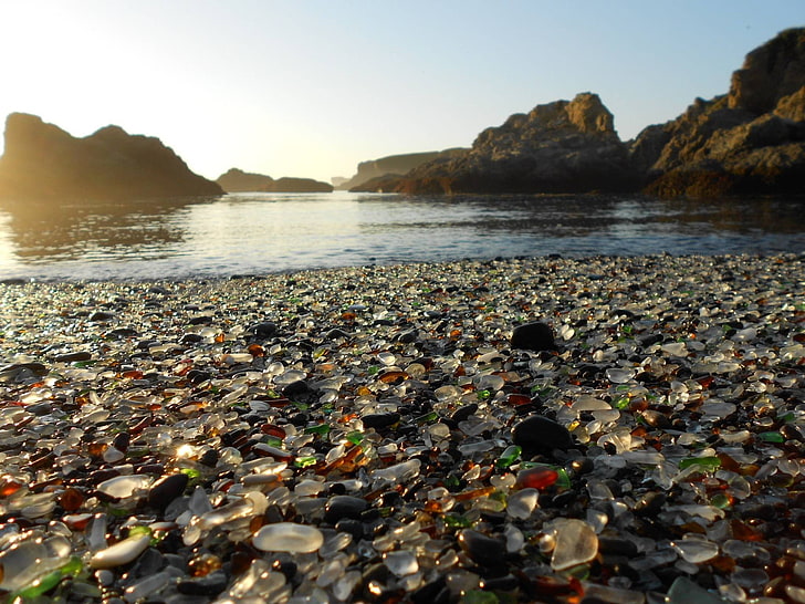 lot de pierres aux couleurs variées, plage, nature, mer, soleil, roche, galets, verre, paysage, eau, Fond d'écran HD