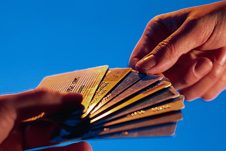różne karty magnetyczne, talia, finanse, ręka, karty kredytowe, niebieskie tło, Tapety HD HD wallpaper