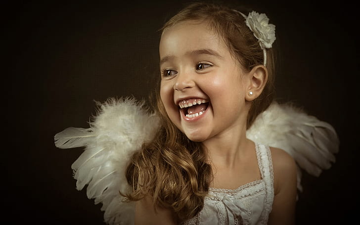 Angelito, linda chica, riendo, retrato, vestido blanco sin mangas de la niña, Little, Angel, lindo, niña, riendo, retrato, Fondo de pantalla HD