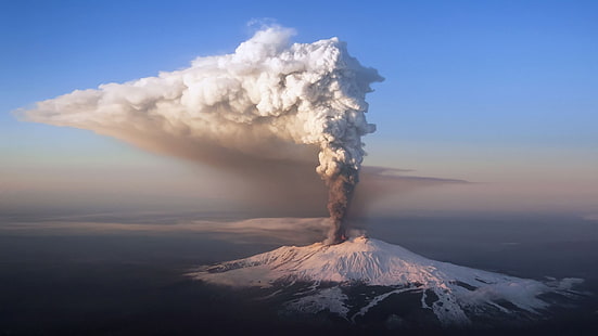白い煙、噴火した火山、火山、煙、空、雪、森林、雪のピーク、自然、風景、山、シチリア島、イタリア、噴火、冬、火、溶岩、雲、晴れた空、空撮、エトナ山、 HDデスクトップの壁紙 HD wallpaper