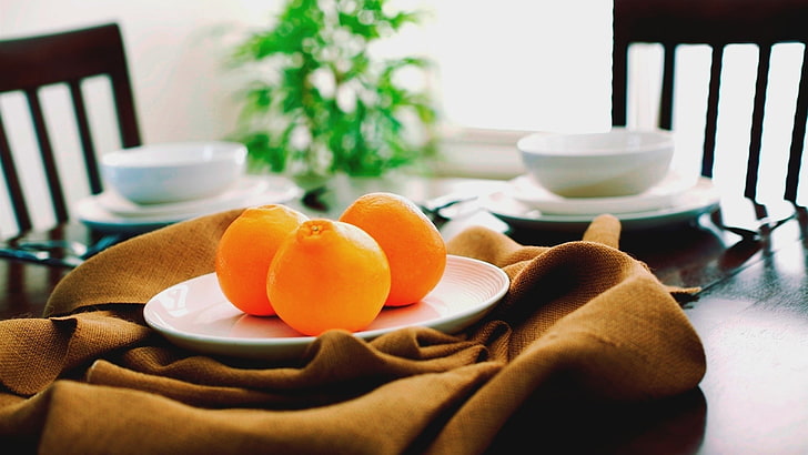 trois fruits orange, fruits, orange (fruit), assiettes, table, Fond d'écran HD