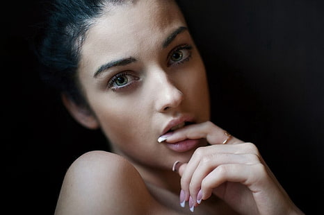Алла Бергер, жени, модел, лице, портрет, пръст в уста, HD тапет HD wallpaper