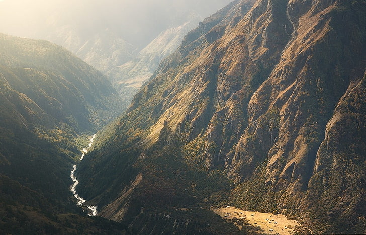 аэрофотосъемка реки между горами, природа, пейзаж, горы, река, туман, водопад, кустарники, солнечный свет, Гималаи, Непал, HD обои
