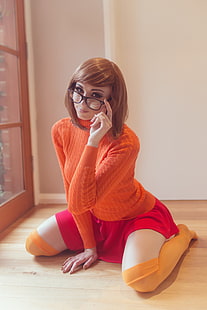 Scooby Doo Wilma-karaktär, Kayla Erin, modell, knäböjande, minikjol, knästrumpor, kvinnor med glasögon, turtlenecks, Scooby-Doo, cosplay, Velma Dinkley, kvinnor inomhus, tittar på tittaren, tröja, HD tapet HD wallpaper