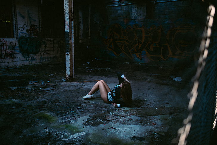 المرأة مستلقية ، مظلمة ، على الأرض ، أرجل ، خراب، خلفية HD