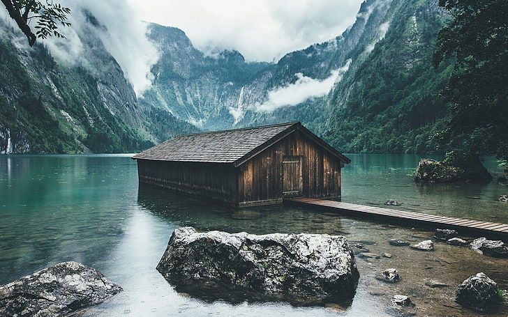 casa de madeira marrom, lago, cabine, casas de barcos, montanhas, nuvens, HD papel de parede