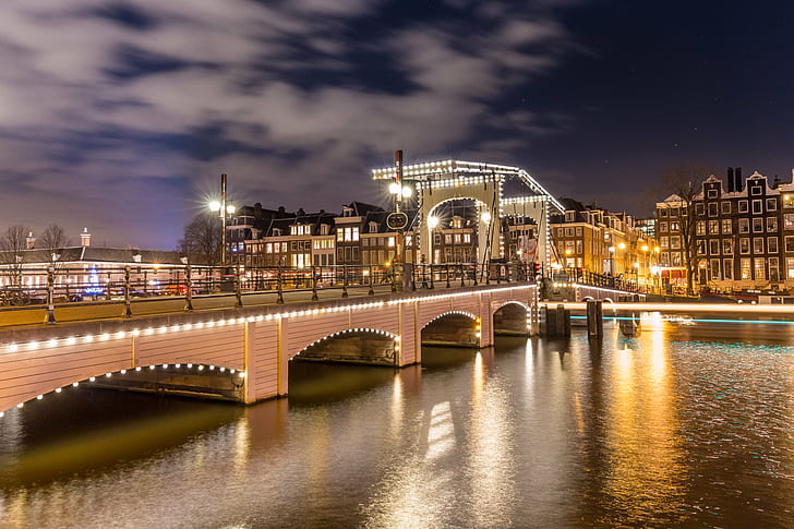 пейзажна снимка на канал, Амстердам, Амстердам, Magere brug, Амстердам, пейзаж, снимка, канал, Северна Холандия, Холандия, нощ, архитектура, осветена, известно място, река, отражение, градска сцена, градски пейзаж, здрач, мост - направено от човека Структура, град, HD тапет
