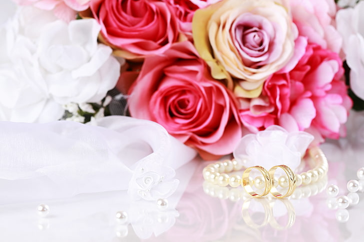 2つの金色の結婚指輪、花、花束、ビーズ、婚約指輪、結婚指輪、 HDデスクトップの壁紙