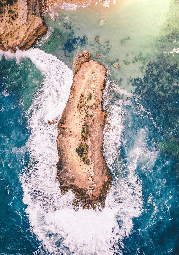foto udara pulau di tengah lautan, alam, air, pulau, foto drone, Wallpaper HD, wallpaper seluler