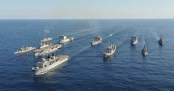 две бели и кафяви дървени лодки, флот, военен, кораб, кралски флот, HMS Bulwark, HMS Ocean, подводница, HMS Argyll, фрегати, десантно транспортно пристанище, превозно средство, HD тапет HD wallpaper
