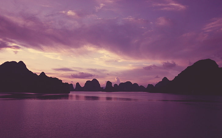 водоем и горы, природа, пурпурное небо, силуэт, море, залив Халонг, Вьетнам, HD обои