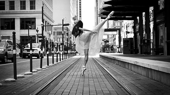 abito femminile, balletto, ballerina, città, gambe, gambe aperte, alzando lo sguardo, Sfondo HD HD wallpaper