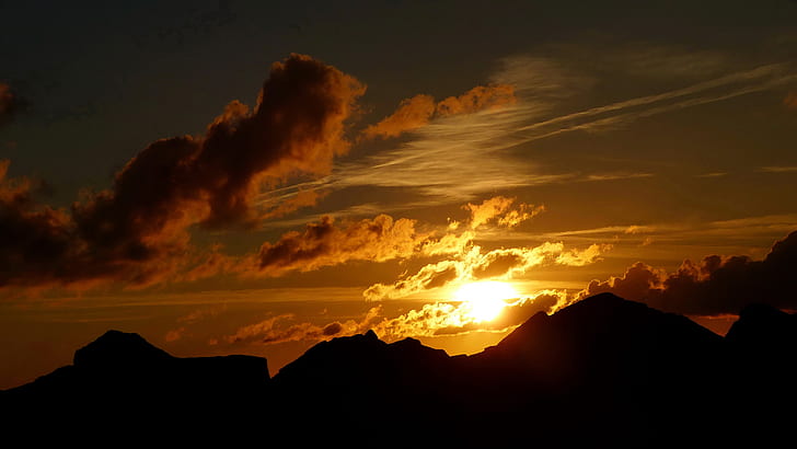 Sonnenuntergang-Sonnenlicht bewölkt HD, Schattenbild von Bergen an der goldenen Stunde, Natur, Wolken, Sonnenuntergang, Sonnenlicht, HD-Hintergrundbild