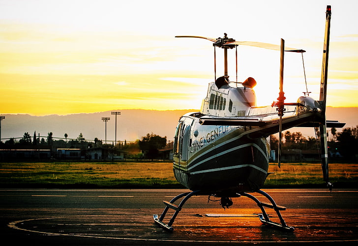szaro-czarny helikopter, helikopter, zachód słońca, lotnisko, Tapety HD