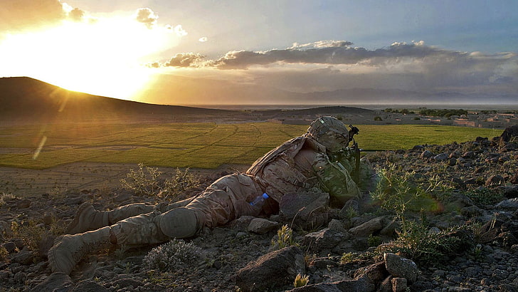 جندي يزحف على العشب ، الجيش ، الجندي ، أفغانستان ، الحرب في أفغانستان ، جيش الولايات المتحدة ، غروب الشمس، خلفية HD