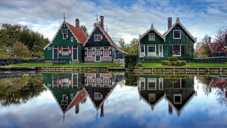 зеленый и розовый деревянный дом, архитектура, дом, Нидерланды, вода, деревья, сад, трава, деревня, отражение, облака, HD обои
