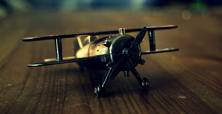 płytkie zdjęcie zabawki samolotu śmigłowego na stole, makro, samolot, zabawki, pojazd, Tapety HD