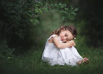 Mała dziewczynka, dziewczynka, dziecko, kwiat, trawa, Tapety HD HD wallpaper