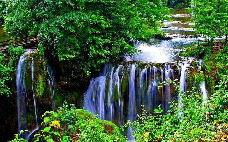 Vacker kaskad vattenfall Vacker grön natur Träbro stenar med grön mossa bild för skrivbordsunderlägg 1920 × 1200, HD tapet